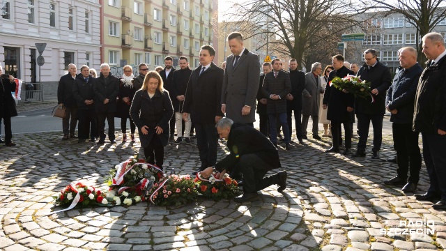 Fot. Robert Stachnik [Radio Szczecin] Posłowie, samorządowcy i mieszkańcy Szczecina złożyli kwiaty na Rondzie Ofiar Katastrofy Smoleńskiej [WIDEO, ZDJĘCIA]