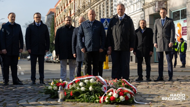 Fot. Robert Stachnik [Radio Szczecin] Posłowie, samorządowcy i mieszkańcy Szczecina złożyli kwiaty na Rondzie Ofiar Katastrofy Smoleńskiej [WIDEO, ZDJĘCIA]