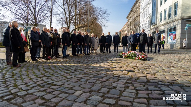 Fot. Robert Stachnik [Radio Szczecin] Posłowie, samorządowcy i mieszkańcy Szczecina złożyli kwiaty na Rondzie Ofiar Katastrofy Smoleńskiej [WIDEO, ZDJĘCIA]