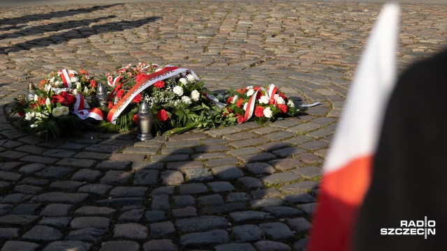 Fot. Robert Stachnik [Radio Szczecin] Posłowie, samorządowcy i mieszkańcy Szczecina złożyli kwiaty na Rondzie Ofiar Katastrofy Smoleńskiej [WIDEO, ZDJĘCIA]