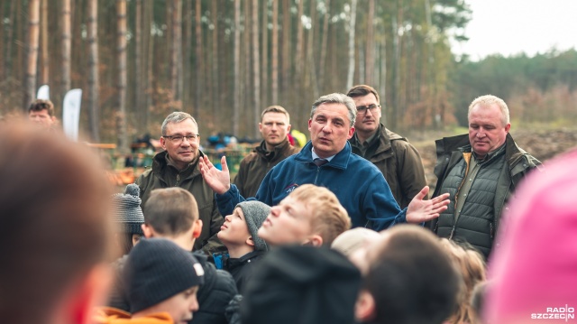 Fot. Jakub Niwa Dzieci zasadziły tysiące sosen. Ten las będzie rósł 100 lat [ZDJĘCIA, WIDEO]