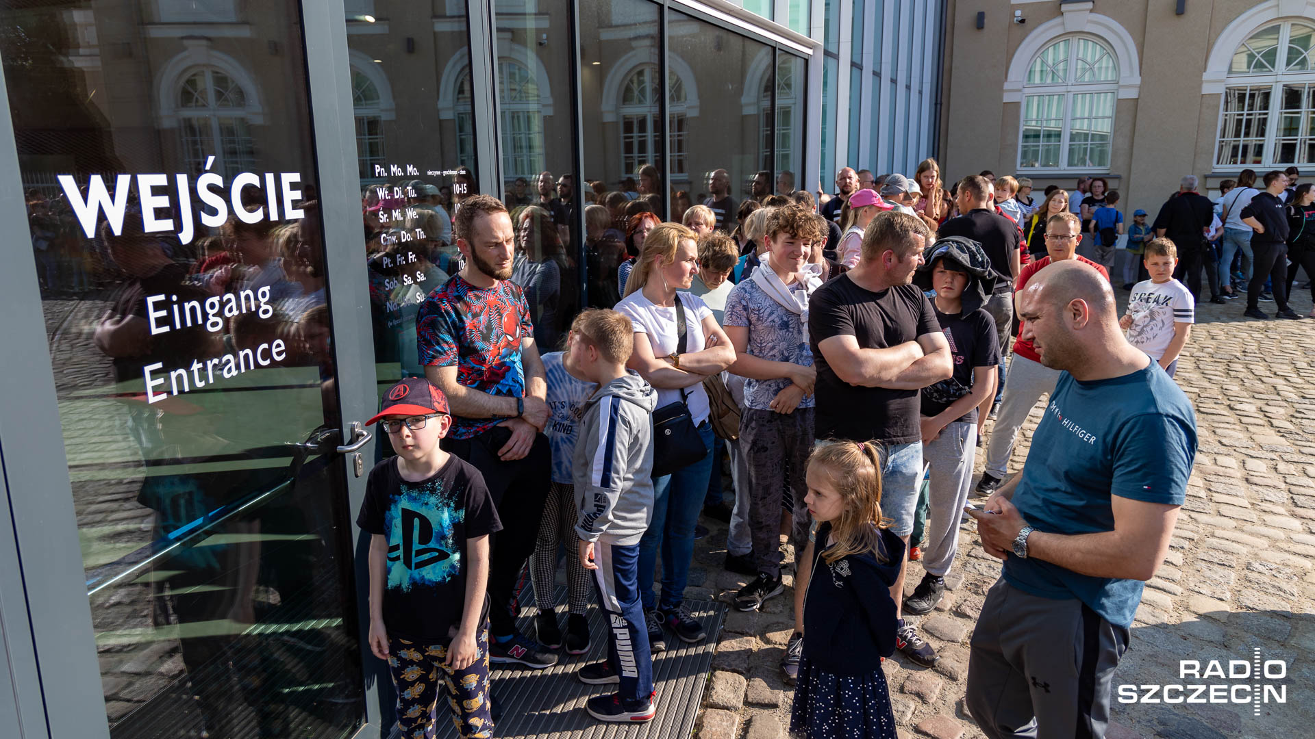 Tej nocy tysiące mieszkańców i turystów stojąc w ogromnych kolejkach mogło za darmo obejrzeć wystawy w muzeach, zajrzeć do galerii sztuki czy w miejsca, do których zazwyczaj nie ma dostępu - jak Okręgowy Urząd Miar, czy podziemia urzędu miasta.