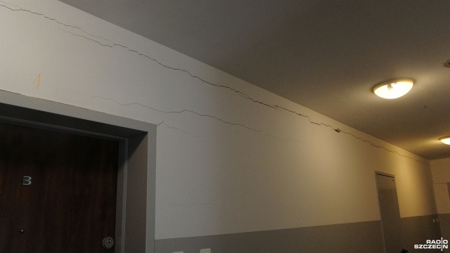 Fot. Marcin Kokolus [Radio Szczecin] Ściana pękła roku temu, ale mieszkańcy wciąż nie mogą wrócić do domu [ZDJĘCIA]