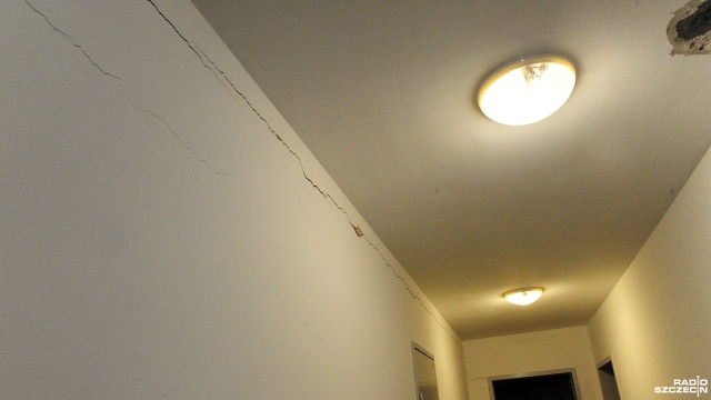 Fot. Marcin Kokolus [Radio Szczecin] Ściana pękła roku temu, ale mieszkańcy wciąż nie mogą wrócić do domu [ZDJĘCIA]