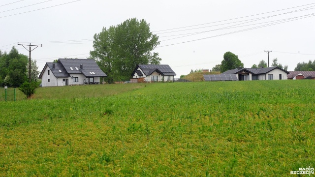 Fot. Marcin Kokolus [Radio Szczecin] Mieszkańcy Gryfic protestują ws. wylewania odpadów pod oknami ich domów [ZDJĘCIA]