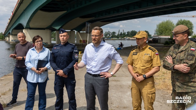 Fot. Robert Stachnik [Radio Szczecin] Odra pod ścisłą kontrolą. Wojewoda: "jest bezpiecznie" [WIDEO, ZDJĘCIA]