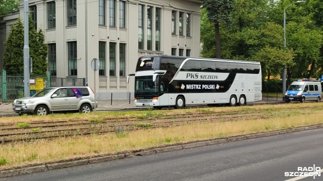 Fot. Słuchacz Radia Szczecin King świętuje z kibicami. Mistrz jest w Szczecinie [WIDEO, ZDJĘCIA]