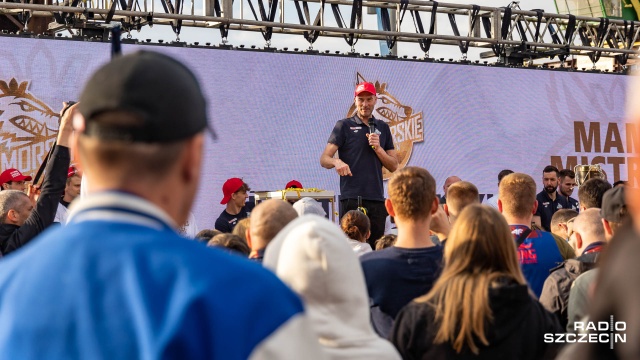 Fot. Robert Stachnik [Radio Szczecin] King świętuje z kibicami. Mistrz jest w Szczecinie [WIDEO, ZDJĘCIA]