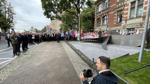 Fot. Robert Stachnik [Radio Szczecin] Prezydent RP odsłonił nowy pomnik w Szczecinie [WIDEO, ZDJĘCIA]