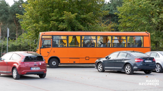 Fot. Robert Stachnik [Radio Szczecin] Nowy autobus szkolny i droga z Polskiego Ładu w Kobylance [ZDJĘCIA]