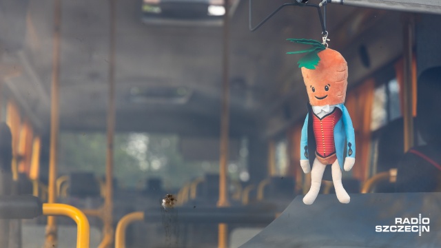 Fot. Robert Stachnik [Radio Szczecin] Nowy autobus szkolny i droga z Polskiego Ładu w Kobylance [ZDJĘCIA]