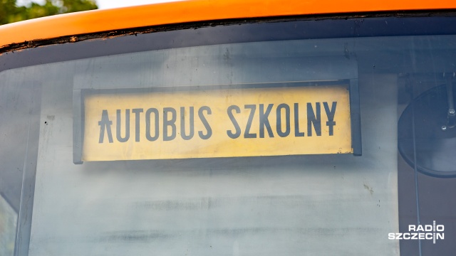 Fot. Robert Stachnik [Radio Szczecin] Nowy autobus szkolny i droga z Polskiego Ładu w Kobylance [ZDJĘCIA]