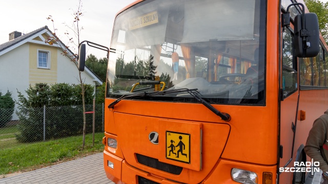 Fot. Robert Stachnik [Radio Szczecin] Nowy autobus szkolny i droga z Polskiego Ładu w Kobylance [ZDJĘCIA]