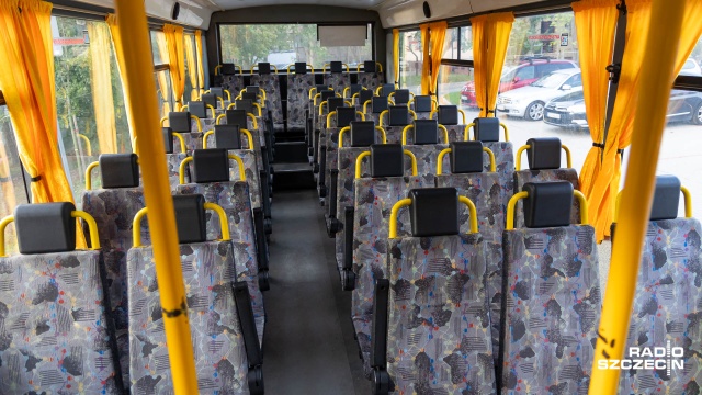 Fot. Robert Stachnik [Radio Szczecin] Nowy autobus szkolny i droga z Polskiego Ładu w Kobylance [ZDJĘCIA]