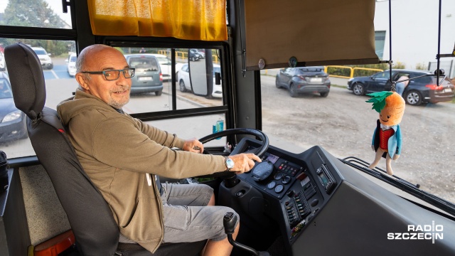 Fot. Robert Stachnik [Radio Szczecin] Nowy autobus szkolny i droga z Polskiego Ładu w Kobylance [ZDJĘCIA]