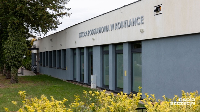 Fot. Robert Stachnik [Radio Szczecin] Nowy autobus szkolny i droga z Polskiego Ładu w Kobylance [ZDJĘCIA]