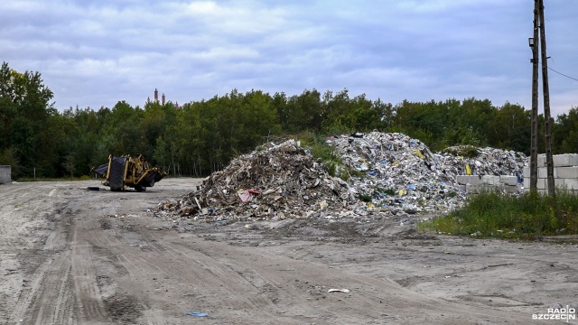 Fot. Wojciech Ochrymiuk [Radio Szczecin] Trwa sprzątanie nielegalnego wysypiska w Policach [WIDEO, ZDJĘCIA]
