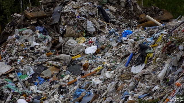 Fot. Wojciech Ochrymiuk [Radio Szczecin] Trwa sprzątanie nielegalnego wysypiska w Policach [WIDEO, ZDJĘCIA]