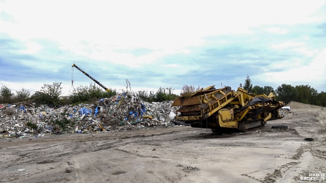 Fot. Wojciech Ochrymiuk [Radio Szczecin] Trwa sprzątanie nielegalnego wysypiska w Policach [WIDEO, ZDJĘCIA]