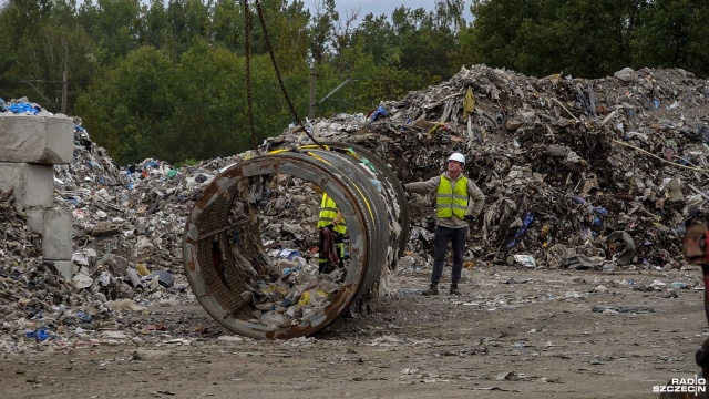 Fot. Wojciech Ochrymiuk [Radio Szczecin] Trwa sprzątanie nielegalnego wysypiska w Policach [WIDEO, ZDJĘCIA]