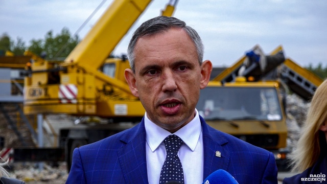 Fot. Wojciech Ochrymiuk [Radio Szczecin] Trwa sprzątanie nielegalnego wysypiska w Policach [WIDEO, ZDJĘCIA]