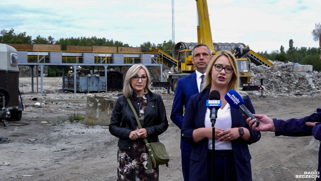 Fot. Wojciech Ochrymiuk [Radio Szczecin] Trwa sprzątanie nielegalnego wysypiska w Policach [WIDEO, ZDJĘCIA]