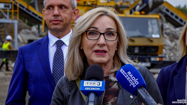 Fot. Wojciech Ochrymiuk [Radio Szczecin] Trwa sprzątanie nielegalnego wysypiska w Policach [WIDEO, ZDJĘCIA]