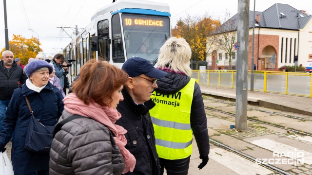 Fot. Robert Stachnik [Radio Szczecin] Zmiany w ruchu, dodatkowa komunikacja miejska i parkingi przy cmentarzach w Szczecinie [ZDJĘCIA]