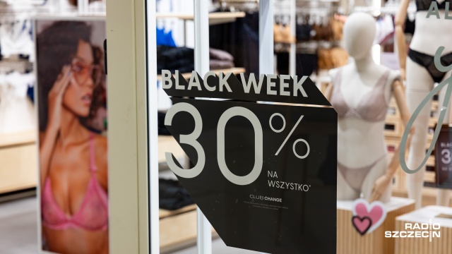 Fot. Robert Stachnik [Radio Szczecin] Sklepy pełne klientów. Zdania ws. Black Friday są jednak podzielone [WIDEO, ZDJĘCIA]