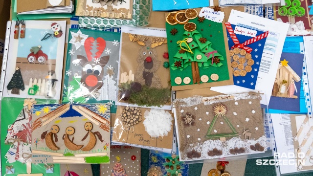 Fot. Robert Stachnik [Radio Szczecin] Dzieci stworzyły pół tysiąca świątecznych ekologicznych kartek [WIDEO, ZDJĘCIA]