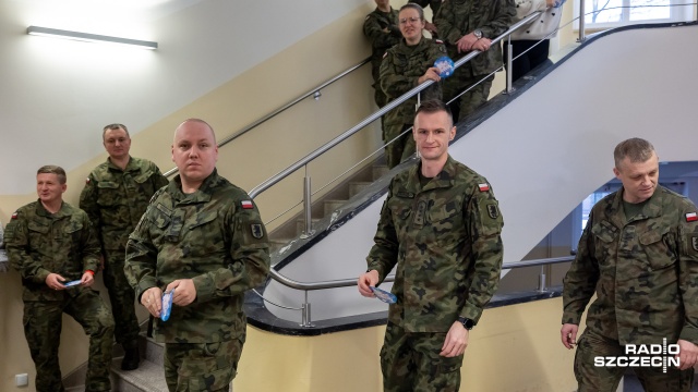 Fot. Robert Stachnik [Radio Szczecin] Paczuszka dla Maluszka - żołnierze 12. Dywizji niosą pomoc [WIDEO, ZDJĘCIA]