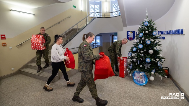 Fot. Robert Stachnik [Radio Szczecin] Paczuszka dla Maluszka - żołnierze 12. Dywizji niosą pomoc [WIDEO, ZDJĘCIA]