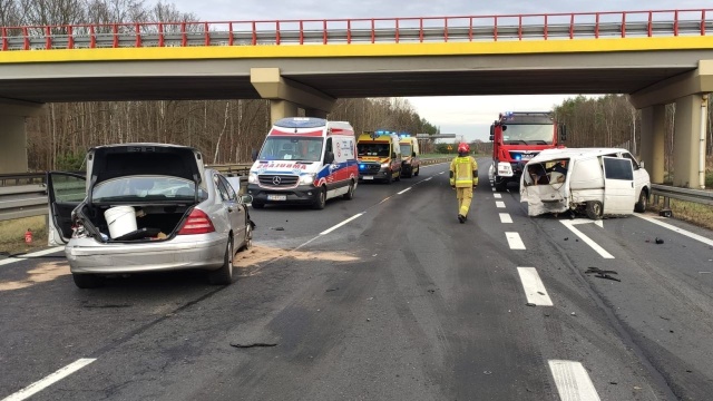 Na S3 po godzinie 10 - na wysokości zjazdu na Stepnicę - doszło do zderzenia dwóch samochodów osobowych. Trzy ranne osoby pogotowie przetransportowało już do szpitala.