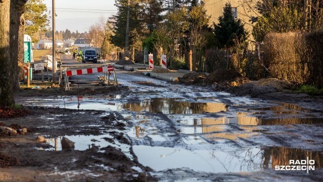Błoto, brud i dziurawa droga. Mieszkańcy miejscowości Ostoja skarżą się na fatalny stan drogi, która prowadzi do ich domostw.