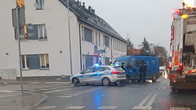 44-latek uciekał przed policją i uderzył w radiowóz, który zablokował mu drogę. To sceny z pościgu na ulicy Hożej w Szczecinie. Nikt nie został ranny, ale wóz policyjny jest uszkodzony.