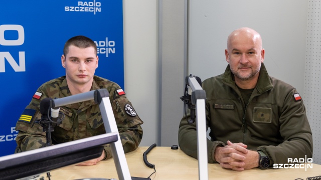 Uczniowie i nauczyciele zachęcają do wstąpienia w szeregi Wojsk Obrony Terytorialnej.