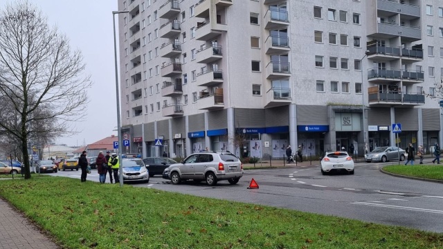 Wypadek na ulicy Bandurskiego w Szczecinie. Zderzyły się tam dwa auta osobowe.