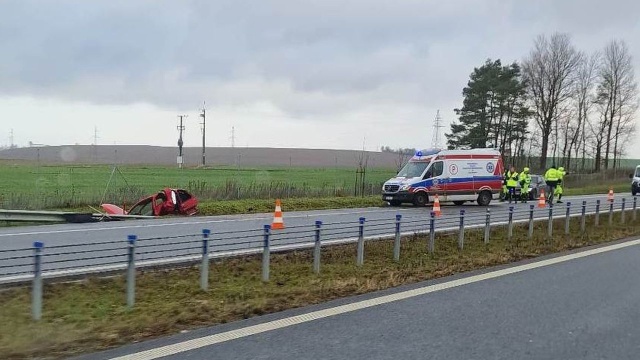 Po godzinie 12 dwa pojazdy zderzyły się na S6. Jeden wpadł do rowu, drugi blokuje pas ruchu.
