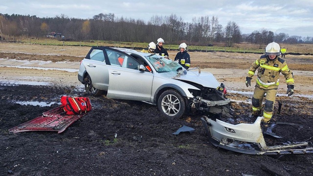 Na drodze krajowej S3 przed miejscowością Płocin w kierunku Świnoujścia około godziny 13 doszło do czołowego zderzenia samochodu osobowego z ciężarówką.