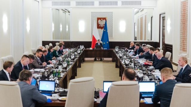 Premier Mateusz Morawiecki poinformował, że na dzisiejszym posiedzeniu rząd przyjął zmiany w kodeksie pracy, które zapewnią większą elastyczność na rynku pracy zarówno z punktu widzenia pracownika, jak i pracodawcy.