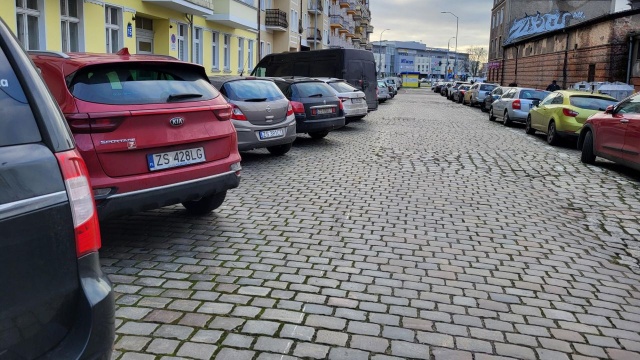 Kontrole opłat za parkowanie na ul. Żółkiewskiego wstrzymane. Powód - wytarte linie wyznaczające miejsca szczecińskiej Strefy Płatnego Parkowania.