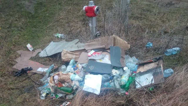 Wyrzucił śmieci do lasu, szybko jednak pożałował. Mieszkaniec Świnoujścia musi zapłacić kilkaset złotych grzywny, bo w odpadach zostawił swoje dane.