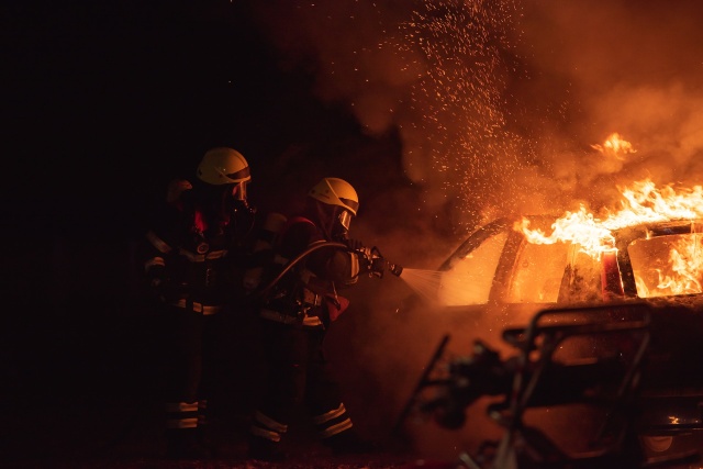 Praca strażaka związana jest z nieustannym wystawianiem się na niebezpieczne czynniki. Oprócz przejścia odpowiedniego przeszkolenia oraz posiadania predyspozycji fizycznych i psychicznych, osoby wykonujące ten zawód muszą być zaopatrzone w specjalny ubiór. Strój strażaka powinien spełniać konkretne wymagania, aby zapewniać komfort i bezpieczeństwo jego użytkownikom.