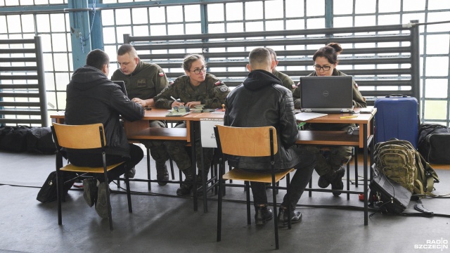 W poniedziałek w 12. Brygadzie Zmechanizowanej stawiła się ponad setka chętnych. Chcą sprawdzić, czy wojsko jest dla nich.