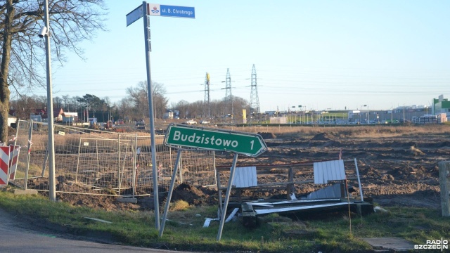 W Kołobrzegu trwa budowa brakującego łącznika pomiędzy zjazdem z drogi S6 a centrum miasta. Budowany odcinek ma zakończyć problem korków na wjeździe do kurortu.