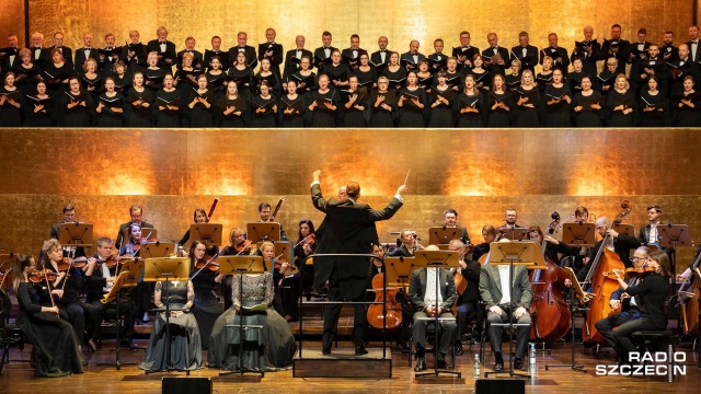 Adagio na smyczki op. 11 Samuela Barbera i monumentalne Requiem d-mol KV 626 Wolfganga Amadeusza Mozarta zabrzmiały wczoraj w Złotej Sali Filharmonii w Szczecinie.