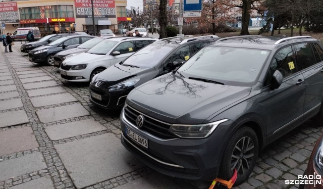 Straż Miejska codziennie nakłada mandaty, a kierowcy codziennie i tak tam parkują - chodzi o przystanek autobusowy na Placu Lotników, przy jednym z lokali gastronomicznych.