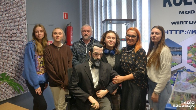 Stworzyli naturalnych rozmiarów figurę Henryka Sienkiewicza - mowa o uczniach kołobrzeskiej szkoły, której patronem jest właśnie wieszcz narodowy.