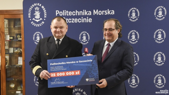 25 milionów złotych otrzymała Politechnika Morska w Szczecinie z rezerwy budżetowej. Symboliczny czek przekazał w piątek rektorowi uczelni wiceminister infrastruktury Marek Gróbarczyk.