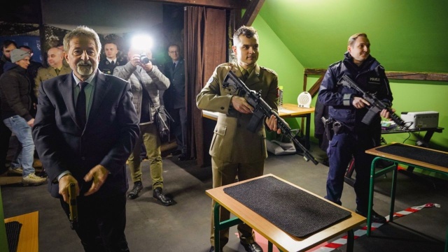 Uczniowie przejdą wirtualną zaprawę przed ostrym strzelaniem. To dzięki strzelnicy, która powstała w trzebiatowskim Zespole Szkół im. Zbigniewa Herberta.